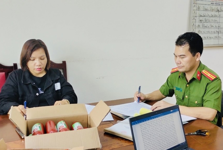 Lào Cai: Tiêu hủy lô hàng xúc xích không rõ nguồn gốc